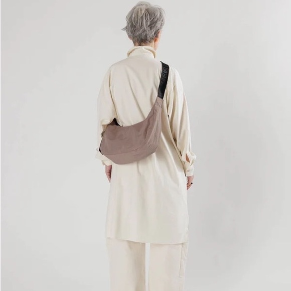 BAGGU Medium Crescent Bag Taupe BNWT - Picture 2 of 3